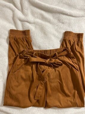 Francesca’s Mi Ami High-Rise Tie-Waist Jogger Pants in Rust